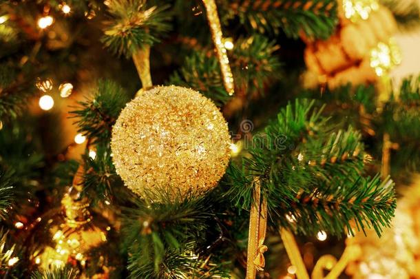 <strong>圣诞</strong>节树和金色的玩具.观念新的年庆祝波黑