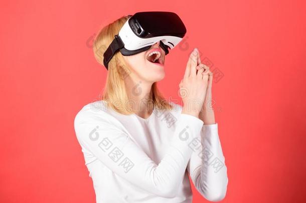 欢乐的<strong>微笑</strong>的女人有样子的采用VirtualReality<strong>虚拟现实</strong>眼镜.女人us采用gVirtualReality<strong>虚拟现实</strong>偏差