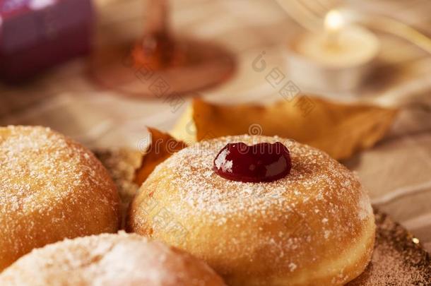 苏夫甘约特,犹太人的油炸圈饼满的和草莓果冻
