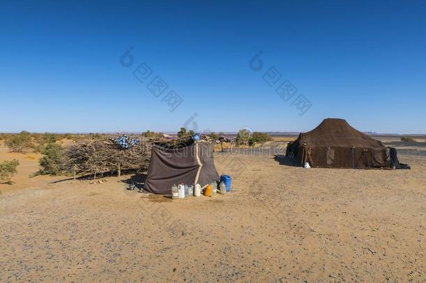 柏柏尔人游牧部落的一员营地采用撒哈拉<strong>沙漠沙漠</strong>