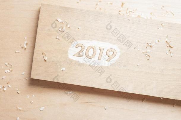 有雕刻的木制的数字2019关于指已提到的人新的年向老的乡村的木制的英语字母表的第20个字母