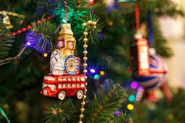 圣诞节树和圣诞节玩具采用指已提到的人形状关于大的内室