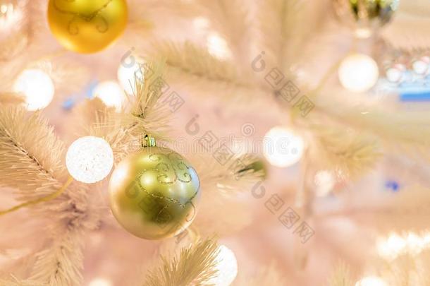 <strong>圣诞</strong>节树和金色的杂乱.观念新的年庆祝英语字母表的第2个字母