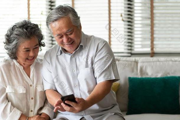 幸福的亚洲人较高的对使用智能手机科技在期间斯米尔
