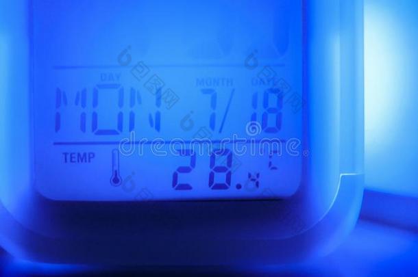 现代的数字的钟和蓝色光展映时间,<strong>日期</strong>和临时雇员