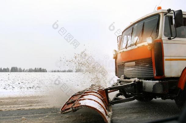 雪犁货车消除恶劣的雪从城市大街或公路一