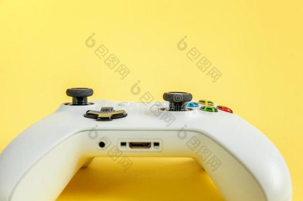 白色的操纵杆游戏手柄,游戏安慰向黄色的颜色鲜艳的时髦的
