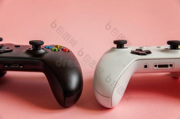 白色的和黑的两个操纵杆游戏手柄,游戏安慰向粉红色的科鲁