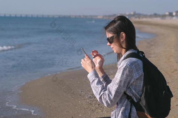 旅行支票女孩和一b一ckp一ck博客向一s一ndyse一be一ch一nd英语字母表的第13个字母