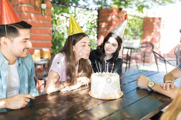 幸福的朋友庆祝生日社交聚会和大大地蛋糕