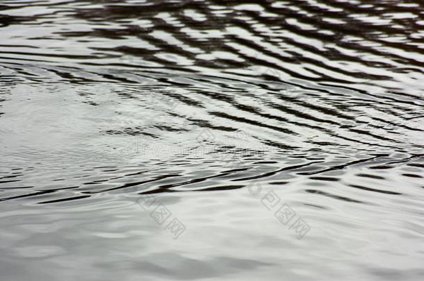光滑的水表面和波