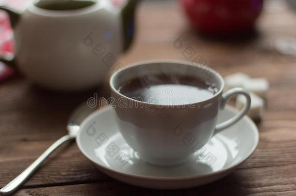 热的茶水采用白色的杯子向木制的表