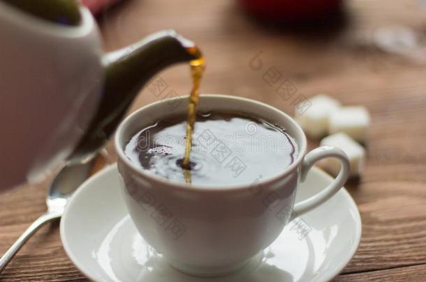 热的茶水采用白色的杯子向木制的表