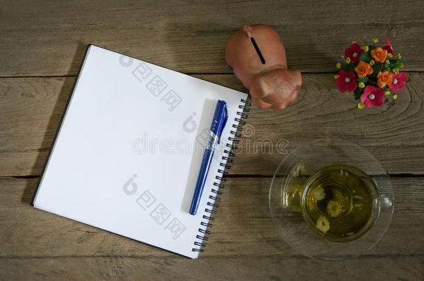 笔记书和笔和菊花茶水