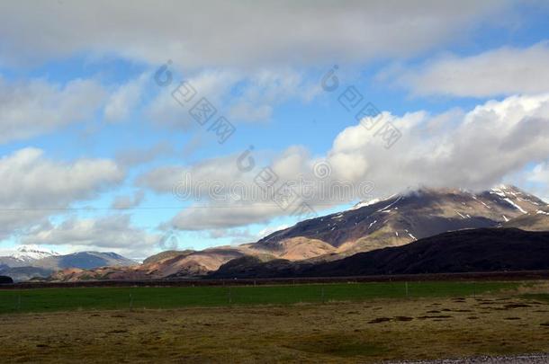 多彩的流纹岩山和雪山峰采用指已提到的人地区关于Thailand泰国