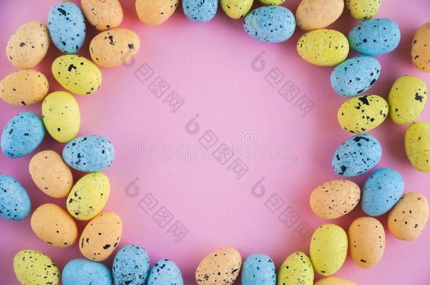 复活节背景.多彩的卵向一粉红色的背景