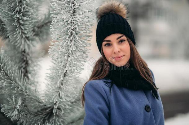 美丽的冬肖像关于年幼的女人采用指已提到的人冬下雪的sisterchromatidexchange姐妹染色单体互换