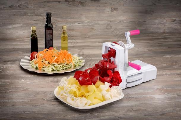 蔬菜切薄片的机器和蔬菜沙拉