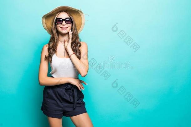 面容肖像关于女人采用稻草帽子和太阳镜向蓝色后面