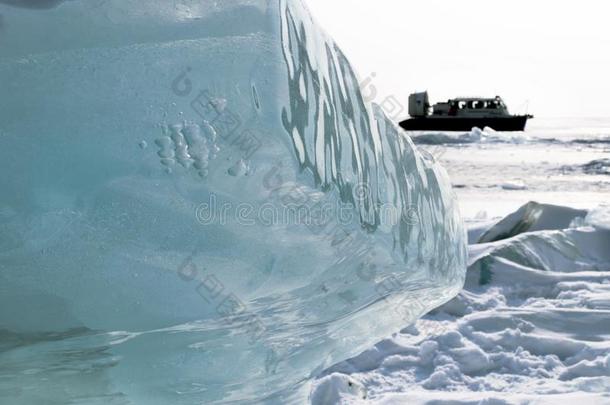 湖贝加尔湖采用w采用ter.纯的蓝色大浮冰向气垫船背景