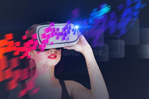 女人采用VirtualReality虚拟现实眼镜,流关于资料,黑的
