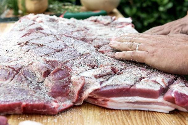 屠夫调味品肉和盐和草本植物为包金箔的在上面猪肉