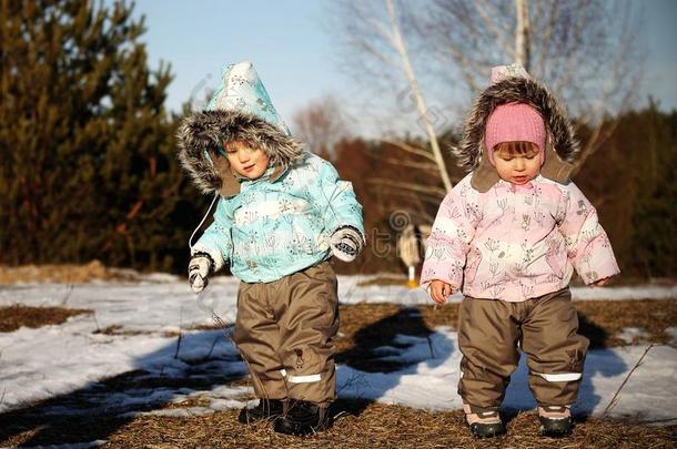 小孩两个在外面田冬暖和的衣服