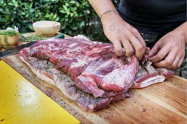 屠夫调味品肉和盐和草本植物为包金箔的在上面猪肉