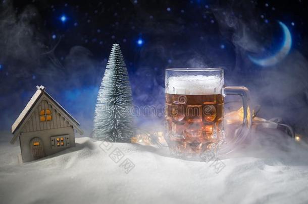 圣诞节啤酒向雪和装饰的艺术品