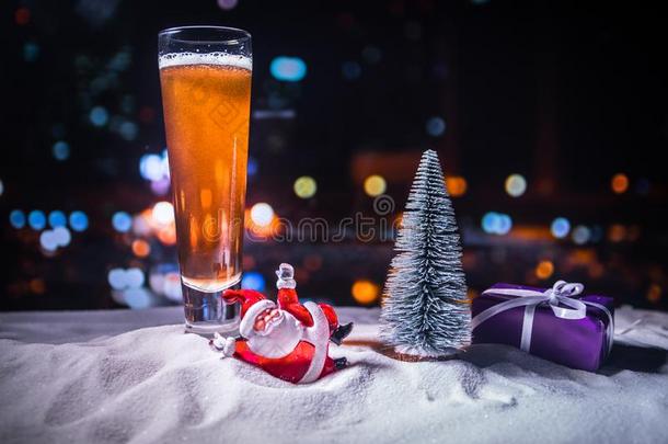 圣诞节啤酒向雪和装饰的艺术品