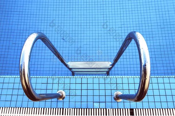 顶看法游泳水池和不锈的钢<strong>抢先</strong>条梯子