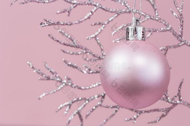 发光的树枝和粉红色的圣诞节小玩意单色画