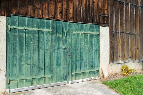 老的酿酒的乡村的绿色的木制的谷仓门向一木制的棚