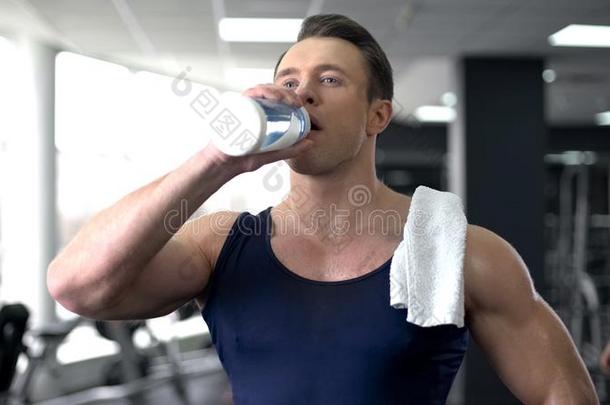 浑身出汗的运动员喝饮料水后的锻炼,健康的营养