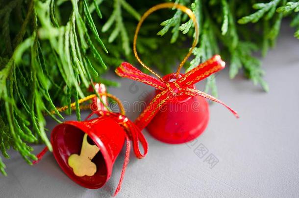 圣诞节背景和圣诞节冷杉树枝和红色的钟.