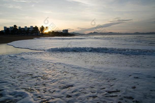 日出向指已提到的人海滩采用墨西哥.曼萨尼约,科利马