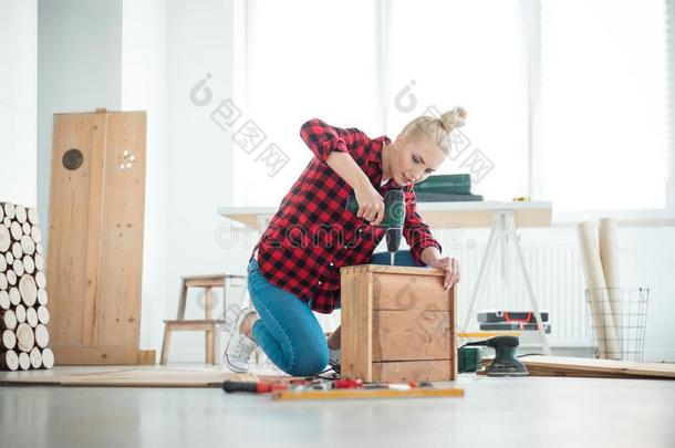 年幼的女人纠正家具在家