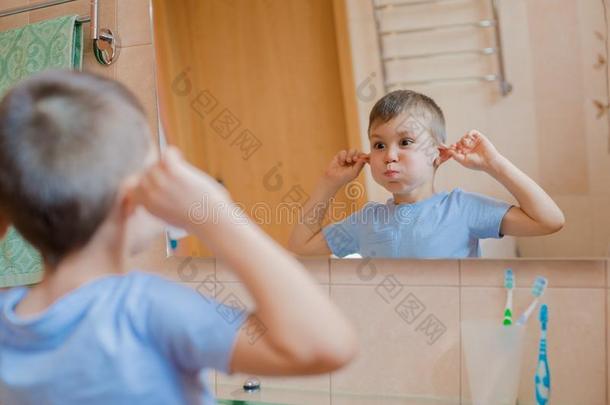 指已提到的人小孩面部扭曲在之前指已提到的人镜子采用指已提到的人浴室.