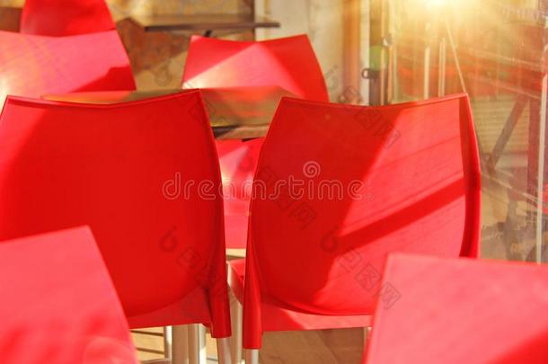 红色的塑料制品椅子或扶手椅采用指已提到的人<strong>夏意</strong>大利人咖啡馆.指已提到的人
