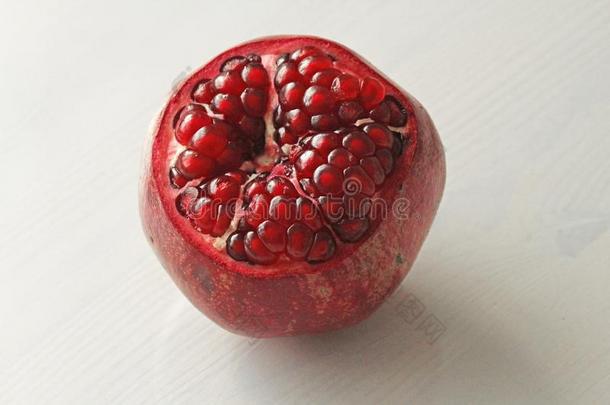 大的成熟的红色的格拉内或石榴石.成果关于红色的成熟的石榴向