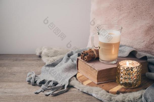 海奇斯堪的纳维亚的方式观念和拿铁咖啡玛奇雅朵咖啡咖啡豆杯子