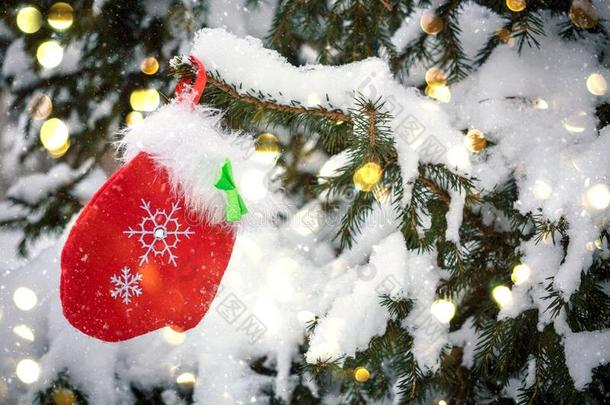 红色的连指手套绞死向指已提到的人圣诞节下雪的树