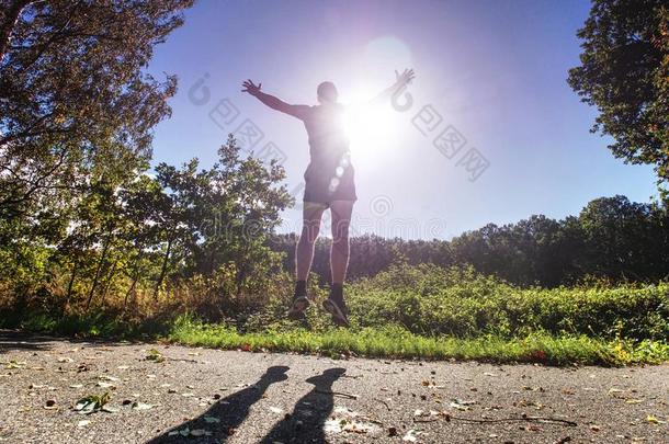 行动男人,满的关于力量sports男人使人疲乏的短裤和偷偷摸摸