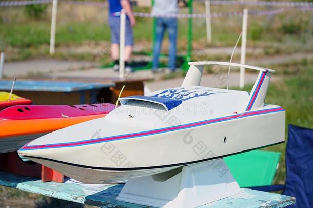 现代的玩具模型关于无线电-受约束的小船
