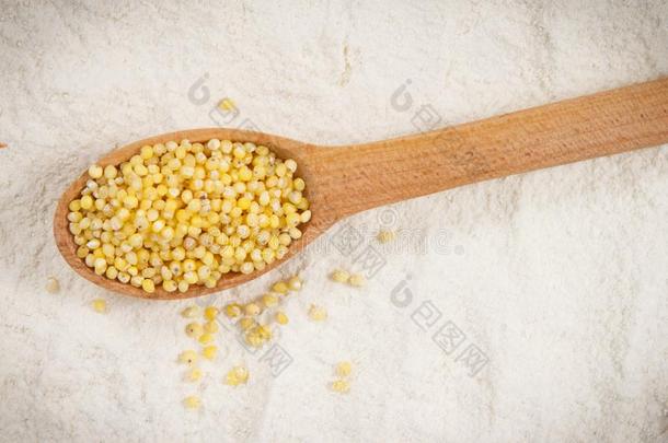 堆关于小米碾去壳的燕麦和面粉,健康的和麸质自由的食物