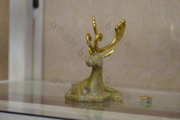 美丽的马布尔马拉赤鹿装饰和金属在指已提到的人鹿角采用阿尔泰语