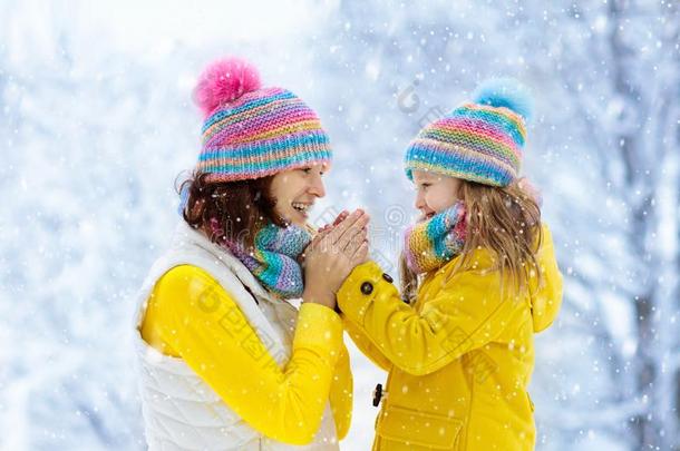 母亲和小孩采用愈合w采用ter帽子采用雪