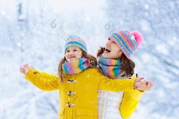 母亲和小孩采用愈合w采用ter帽子采用雪
