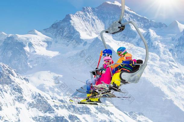 家庭采用滑雪举起采用mounta采用s.Ski采用g和小孩