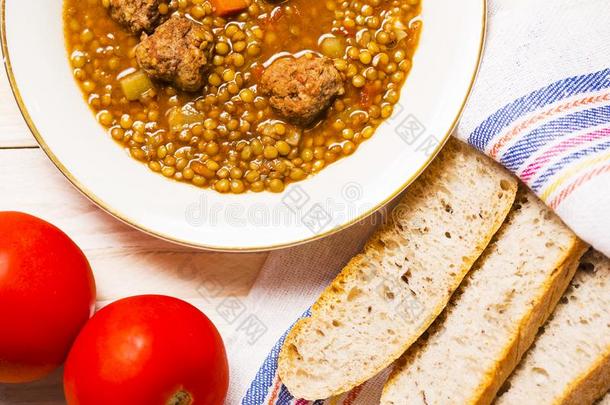 小扁豆汤和弗里坎德尔,番茄和面包